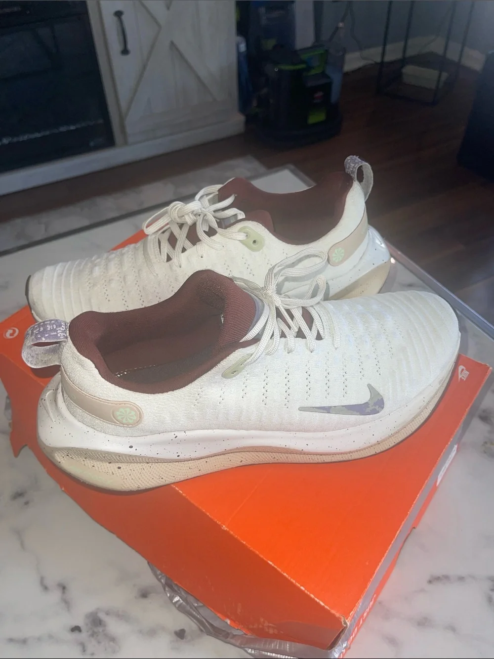 Nike Men’s infinity run 4  Cream Sneakers with Maroon Lining